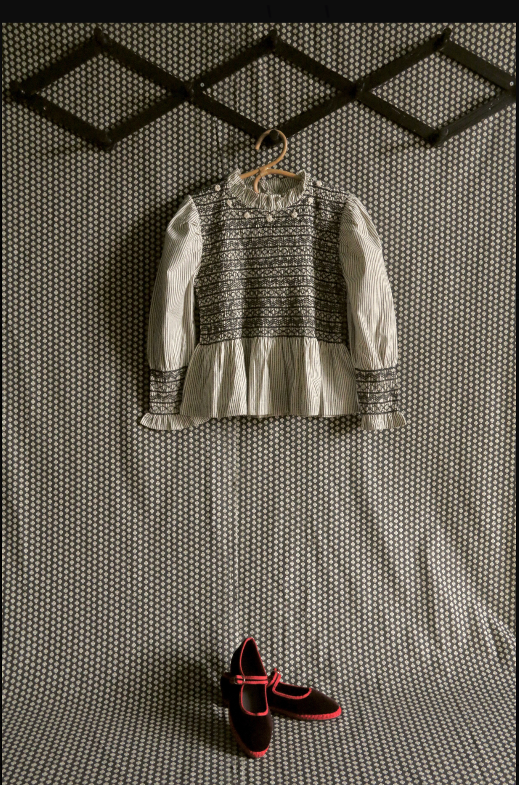 Handsmock blouse_Black stripe_Suranné